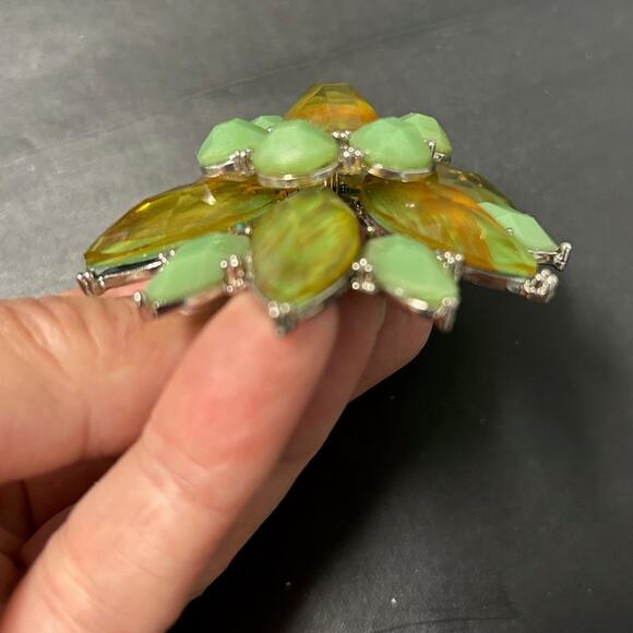 Flower Brooch Faceted Green Gold Components Silver Tone Stacked Design - Picture 3 of 4
